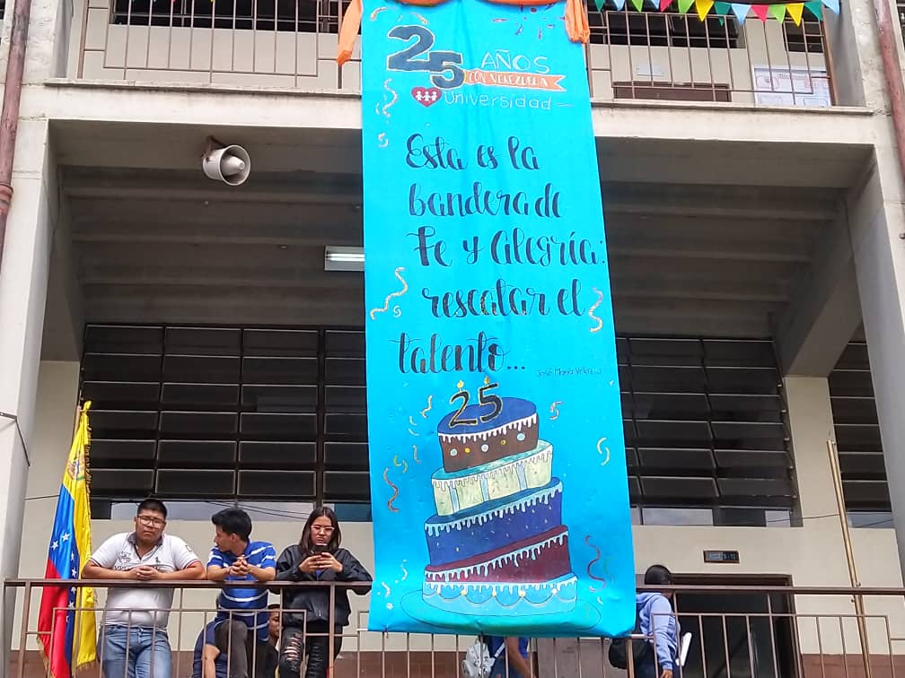 FeyAlegriaVE's tweet photo. ¡Estamos orgullosos de nuestra propuesta Universitaria! Hoy  celebramos 25 años  dando gracias a Dios  y ratificando nuestro compromiso por Venezuela. #25AniversarioFeyAlegríaUniversidad https://t.co/328OMX6Wjb