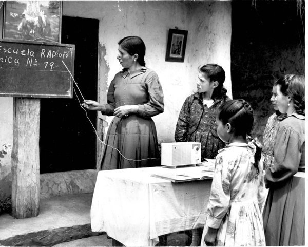 Durante cuatro décadas, la educación por radio le cambió la cara al país. Radio Sutatenza @EmisoraSutatenz