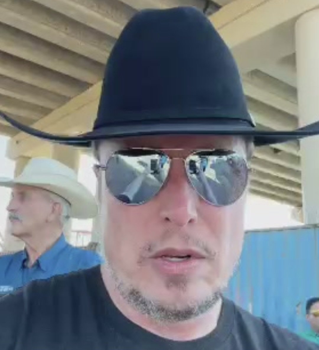 ÞEGAR ÉG KIKI Í BÚSTAÐ MEÐ MIKLU YNGRI VINNUFÉLÖGUM