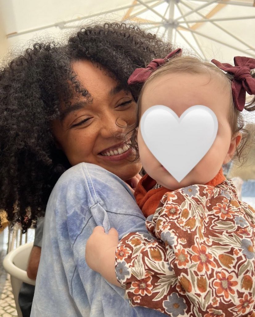 boldtypebrasil's tweet photo. Tias de menina! Meghann Fahy e Aisha Dee com a filha de Katie Stevens em Portugal. 

📸 Katie Stevens via Instagram. https://t.co/Ay99qm0G2A