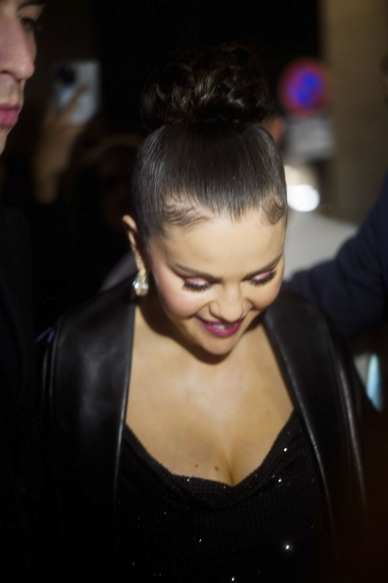 Onlyselenagoff's tweet photo. #MAJ Selena (@selenagomez) arrivant à Hôtel Costes à Paris le (27/09/23) #SelenaGomez https://t.co/qDRiC6J1Hm https://t.co/uNxz48bJU1