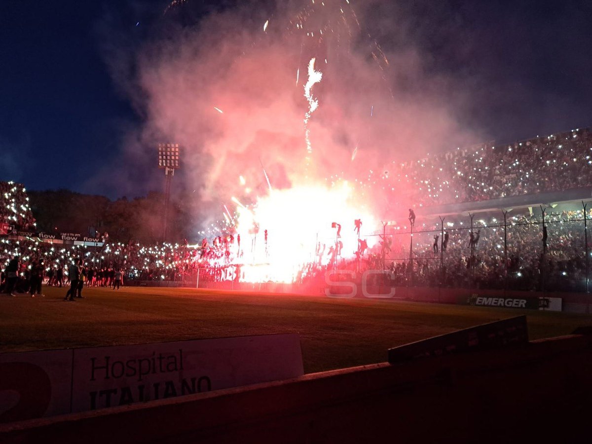 SC_ESPN's tweet photo. INFIERNO TOTAL: BANDERAZO DE LA GENTE DE NEWELL'S EN LA PREVIA DEL CLÁSICO ANTE CENTRAL. https://t.co/1LQrcrws60