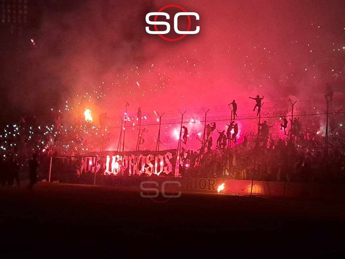 SC_ESPN's tweet photo. INFIERNO TOTAL: BANDERAZO DE LA GENTE DE NEWELL'S EN LA PREVIA DEL CLÁSICO ANTE CENTRAL. https://t.co/1LQrcrws60