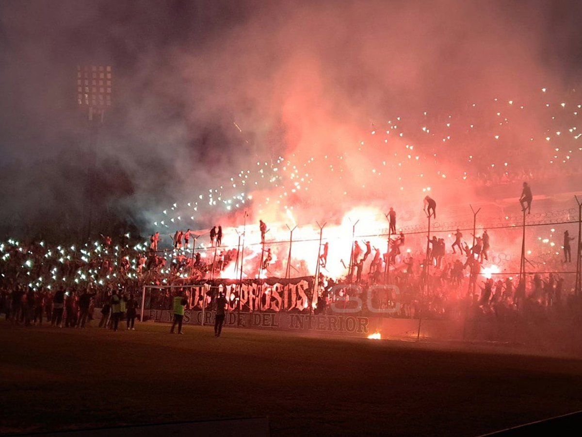 SC_ESPN's tweet photo. INFIERNO TOTAL: BANDERAZO DE LA GENTE DE NEWELL'S EN LA PREVIA DEL CLÁSICO ANTE CENTRAL. https://t.co/1LQrcrws60