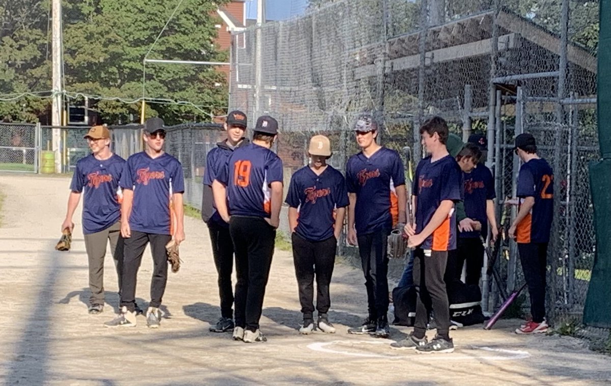 softball437's tweet photo. #SrBoysLookingSharpSportingNewJerseys #RegionalQualifiers #LetsGoTigers 🥎🧡👊 @gotigersathlete @hthtigers @sportnl https://t.co/zwREnMTUPf