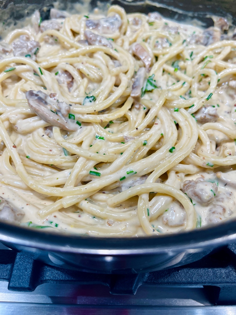 ICanCookThis's tweet photo. Its simple. Pasta with mushrooms and chives is one of those things that makes me happy. #pasta https://t.co/GGFS1rrUta