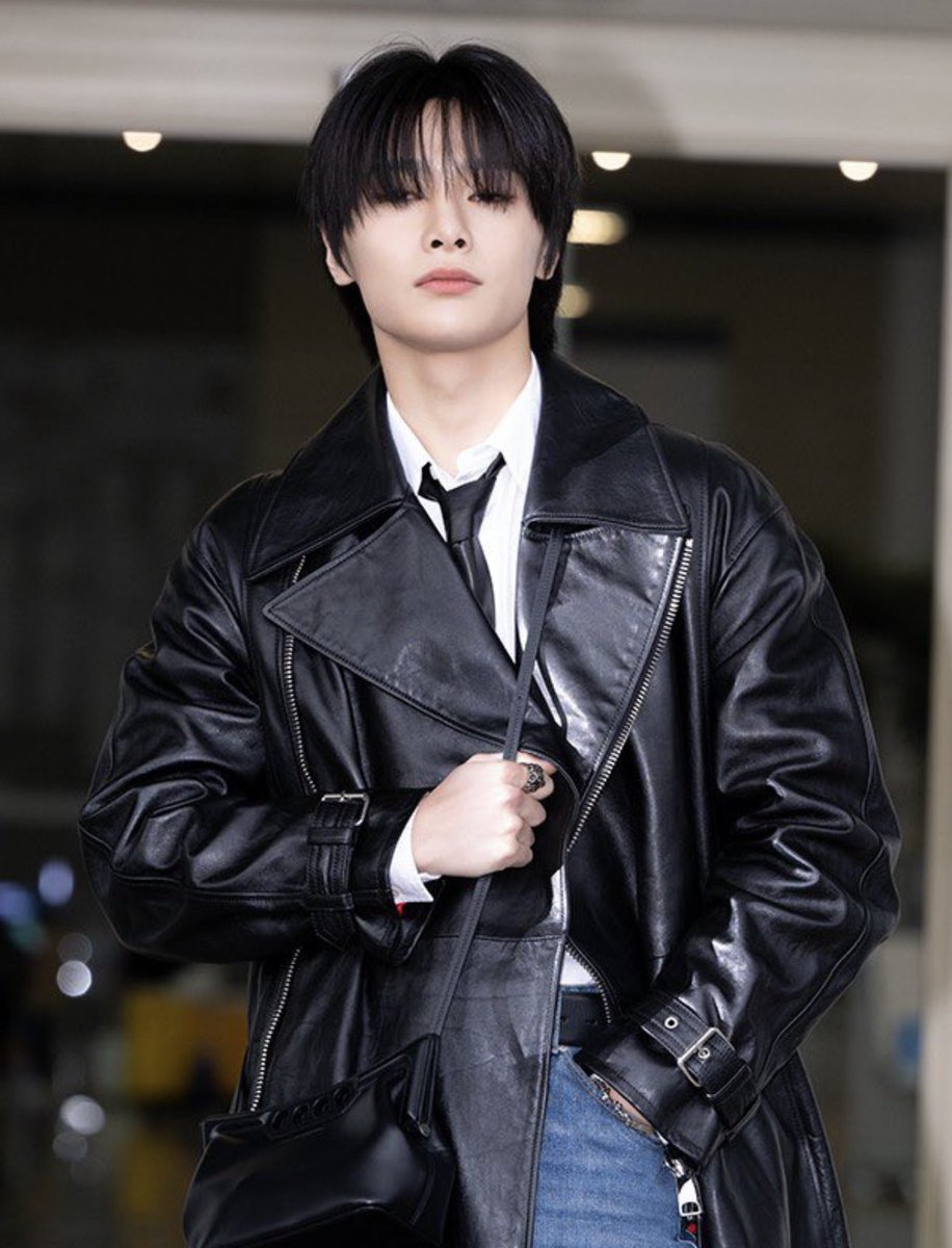 dailyinnieluv's tweet photo. keep dropping the tags!!! for our #I_N 

🎯: 1000 comments 

Bon Voyage I.N 
#I_NxMcQUEEN 
#PFW23 
@McQueen @Stray_Kids https://t.co/S210iF9iI9