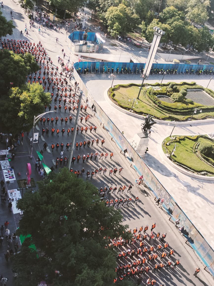 amarilloalarcon's tweet photo. Avanzan contingentes #Feministas sin mayores  incidentes hacia el Zócalo

Las mujeres policías #Atenea a la retaguardia https://t.co/W7ICSBGDVK