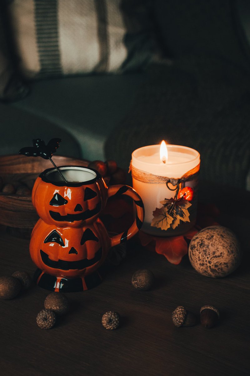 ReneCecena's tweet photo. Hoy amanecí con todo el mood otoñal halloweenesco y quise hacer unas fotos. 🍂🎃 
#autumn #fall #otoño #october #coffee #set #cozy #acorn #pumpkin #halloween #canon https://t.co/EYXzFr1nll