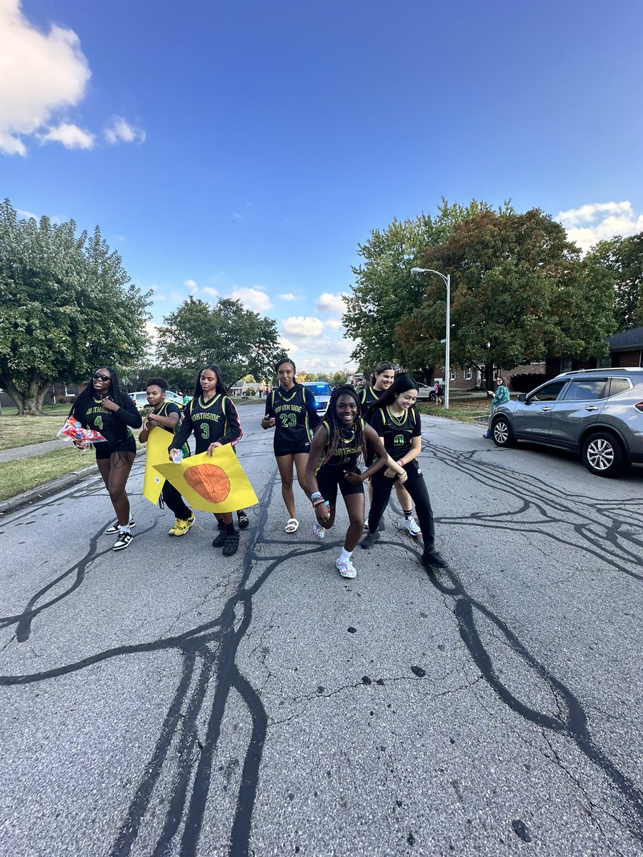 BryanStationGBB's tweet photo. Beautiful evening on the Northside! Homecoming parade ππ#HomecomingTradition #WeAreStation #BuiltNotBought
@BSHSATHLETICS1 https://t.co/B8iypcOwGc