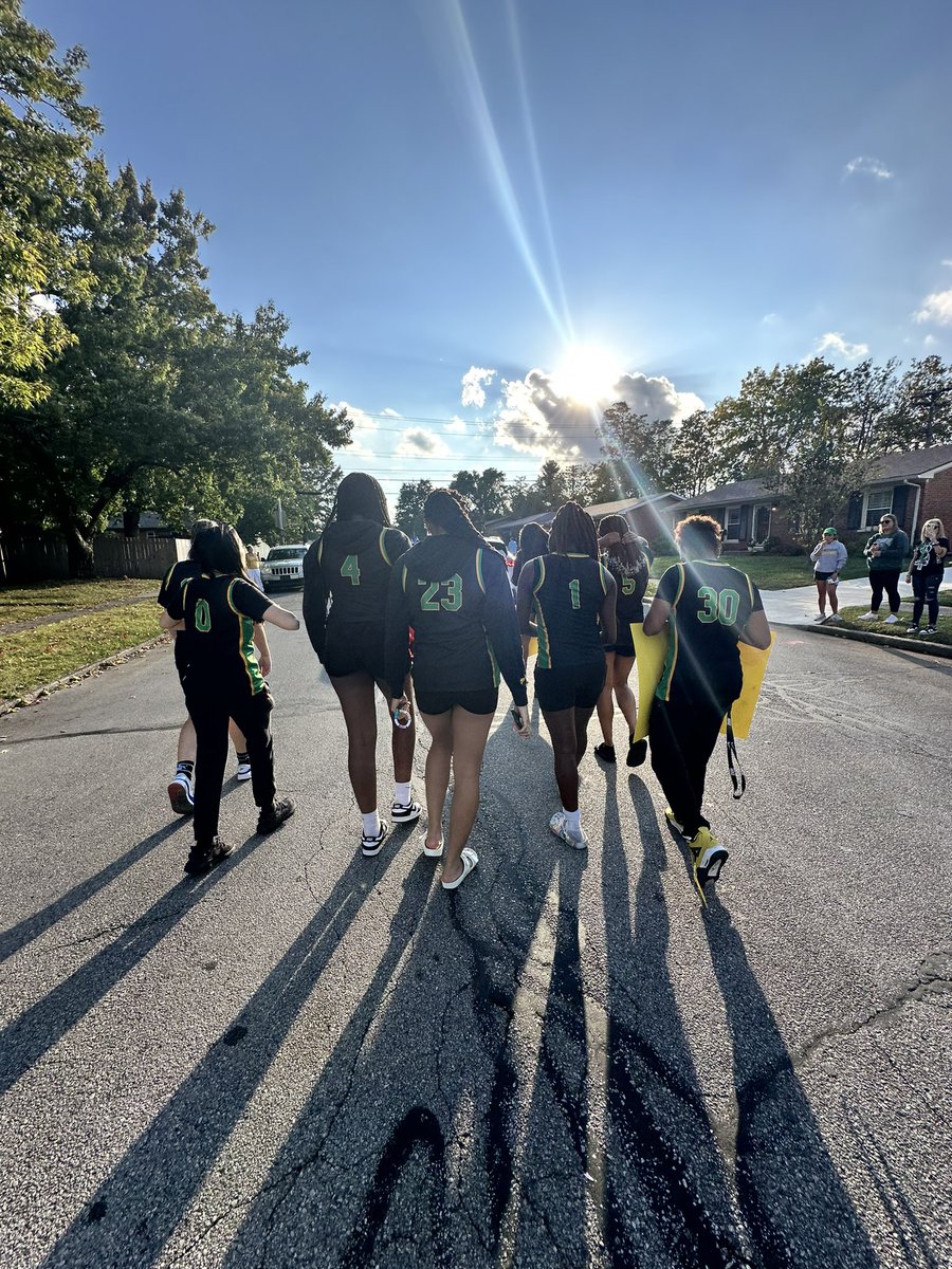 BryanStationGBB's tweet photo. Beautiful evening on the Northside! Homecoming parade ππ#HomecomingTradition #WeAreStation #BuiltNotBought
@BSHSATHLETICS1 https://t.co/B8iypcOwGc