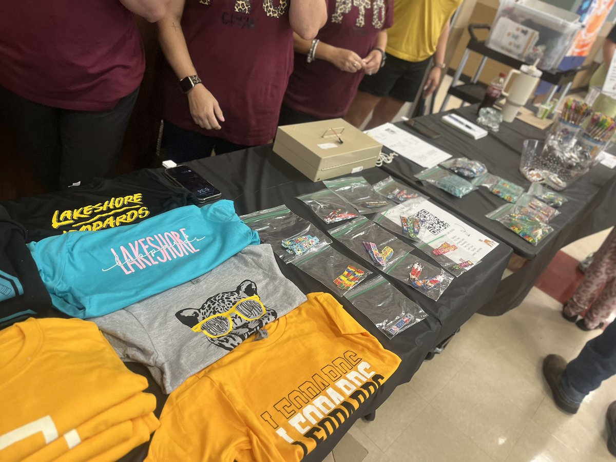 msjackson_LSE's tweet photo. Look at this lovely @LSELeopardsPTO representing @HumbleISD_LSE at our #LoteriaMathNight! Thanks for all you do ladies! 💛🐾 #WeAreLakeshore #LSECares https://t.co/C58ymBUZuq