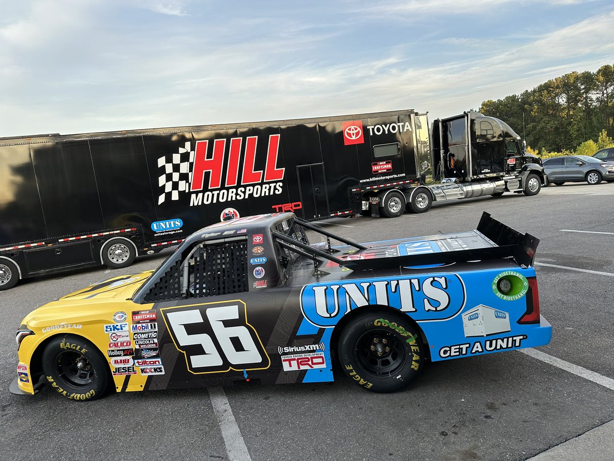 It’s a great night to eat some wings, get an autograph and take a picture with the @BWWings & @UnitsStorage truck! We’ll be here till 7:00!