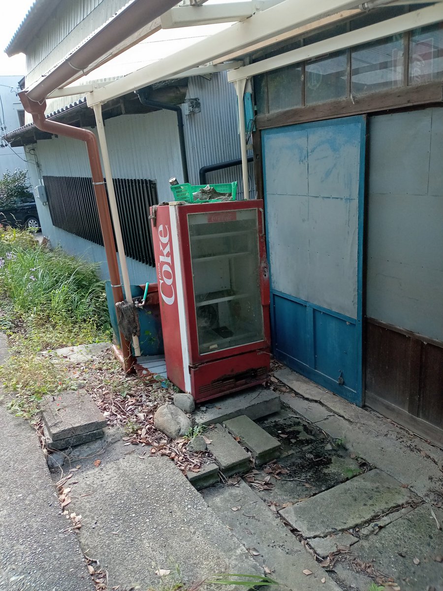 BQ_laboratory's tweet photo. とる神社の参道近く。
昔は賑わってたぞと教えてくれるコーク冷蔵庫。 https://t.co/rRTIYg0dtg
