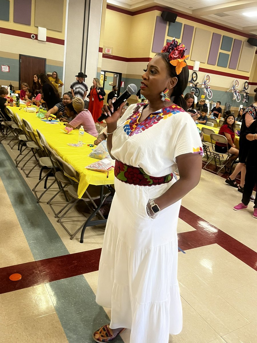 msjackson_LSE's tweet photo. These outfits though!!! I’m loving all the Hispanic Heritage attire!! ❤️@HumbleISD_LSE @HumbleISD @HumbleElemMath #LoteriaMathNight #WeAreLakeshore @PrincipalBenton https://t.co/5G3ihT9V5n