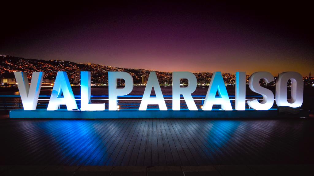 DGTM_Chile's tweet photo. En el día Marítimo Mundial, #Chile  envía sus saludos desde el anfiteatro nocturno de los cerros de #Valparaíso, ciudad del Patrimonio de la Humanidad. 🚢

#WorldMaritimeDay 
@IMOHQ 
@Armada_Chile https://t.co/wetNPqTII6
