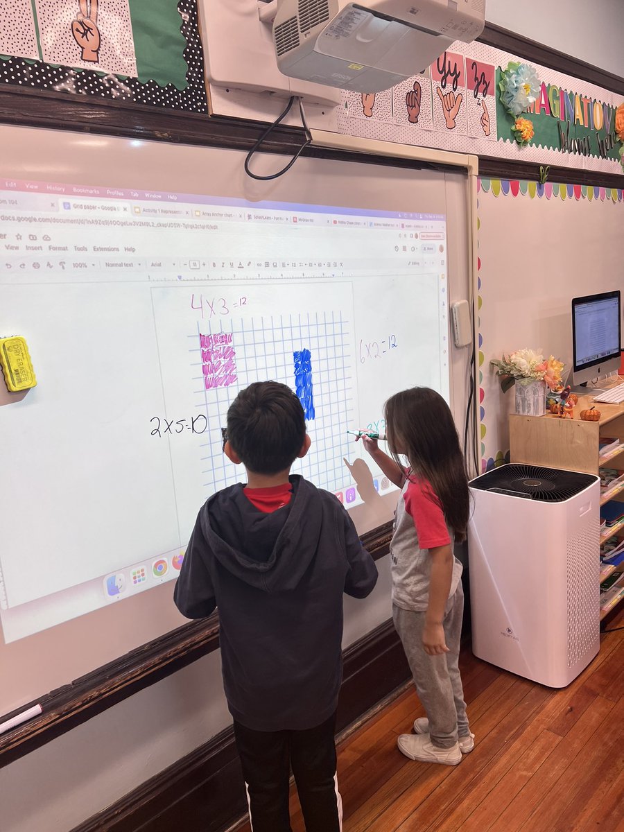 ItzitlD's tweet image. Involvement is 🔑 &amp;amp; just like that they are teaching the class.  #arrays #WeeLoveMath