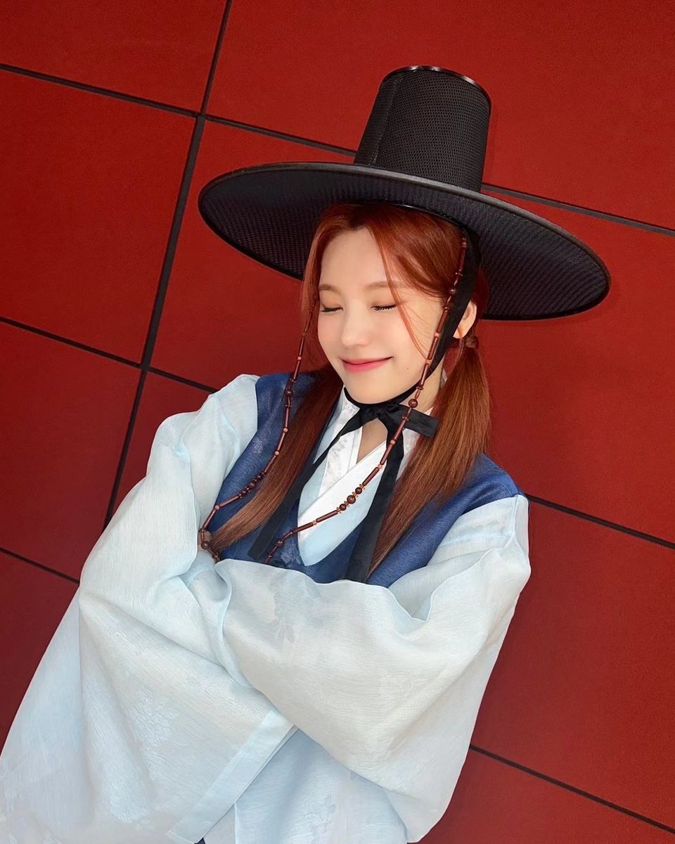 ㅤㅤ

ㅤ        Eireen's Upchar —⁠☆ 
 
                          황예지 
                           ITZY

ㅤㅤㅤ