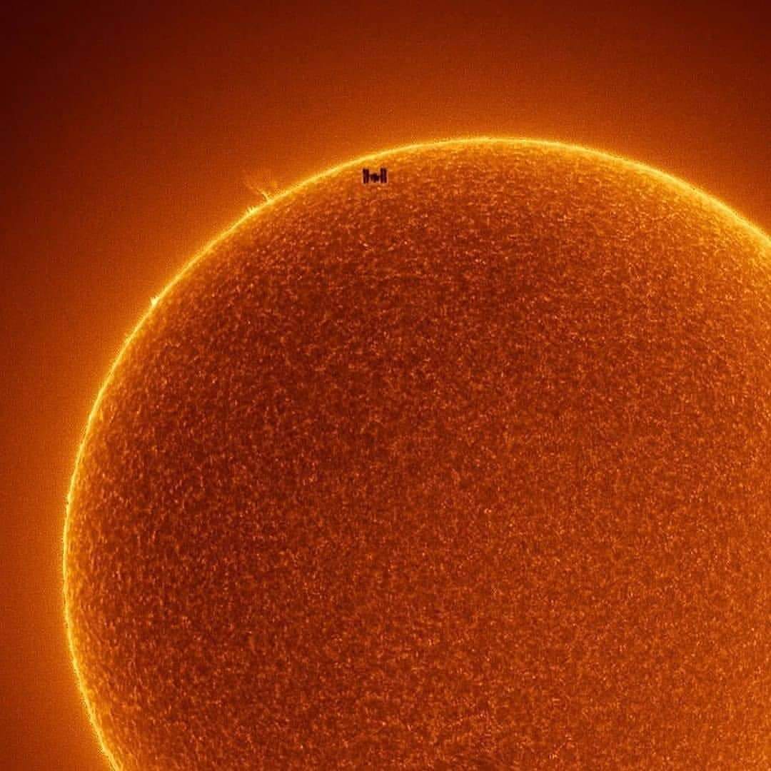 scienceworld224's tweet photo. International Space Station passing in front of the Sun ☀️ 149.6 million kilometers apart. 
🔭 Image credits: @raineelc https://t.co/jc6ikaAuE4
