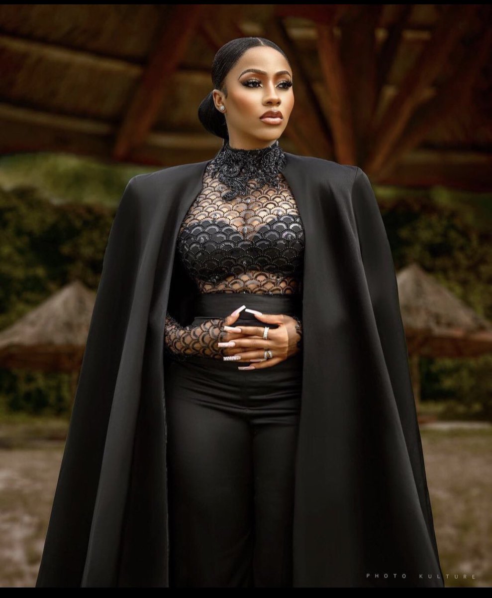 KevweGeorge's tweet photo. Happy birthday @real_mercyeke  keep wearing your crown upapologetically #Votemercy #Bbnaija  make we run birthday gift with our notes https://t.co/Mf8fBlcuxc