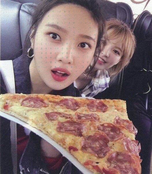 hourly red velvet tweet media
