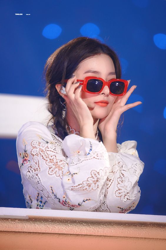 hourly red velvet tweet media