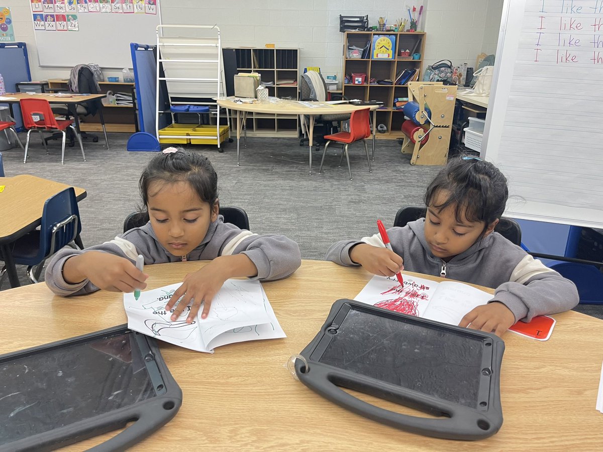McCougars23's tweet photo. Reading 📖 and predictable chart writing ✍️ #RCSproud https://t.co/8QsSeup4Lm
