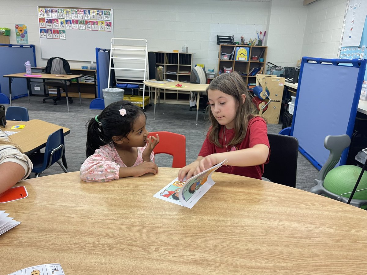 McCougars23's tweet photo. Reading 📖 and predictable chart writing ✍️ #RCSproud https://t.co/8QsSeup4Lm