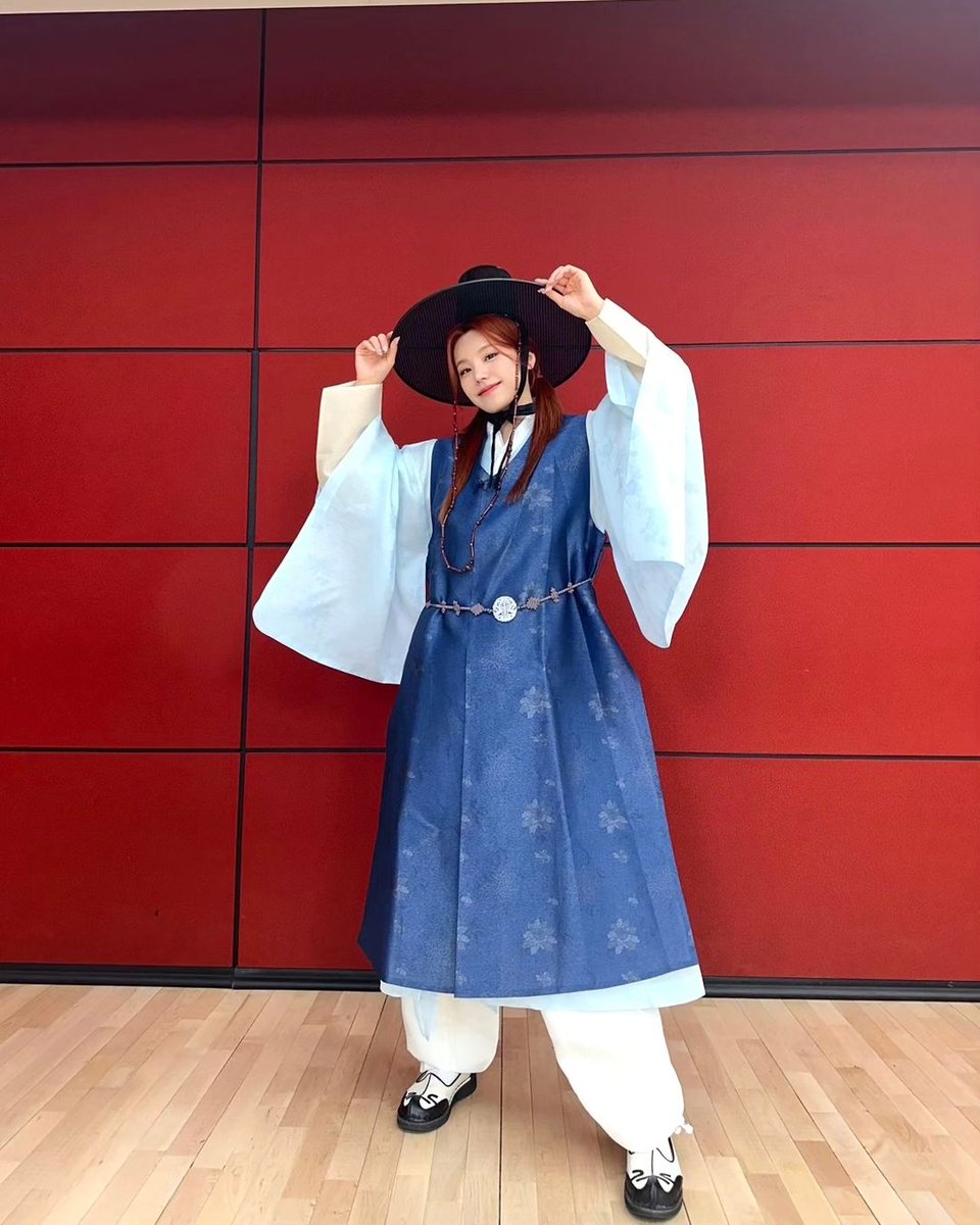 ㅤㅤ

ㅤ        Eireen's Upchar —⁠☆ 
 
                          황예지 
                           ITZY

ㅤㅤㅤ