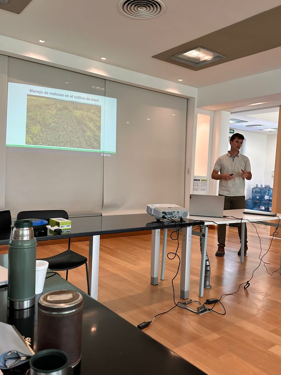 MagnanoMarcos's tweet photo. Compartiendo experiencias con #MSUagro sobre la producción de maní, elección del variedades, alternativas de manejo de malezas, plagas y enfermedades. Manejo en general. Gracias @SummitAgroAr @NicoRidley 👏👏 #Glovaagro @agustinfalco86 @vosfranco88 https://t.co/TJ8RDh175h