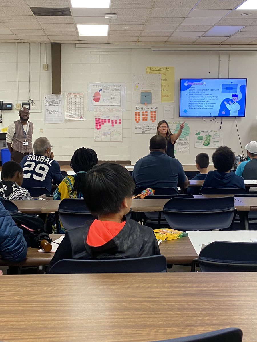 jcorsovb's tweet image. Enjoying Family Literacy Night @plazamiddle