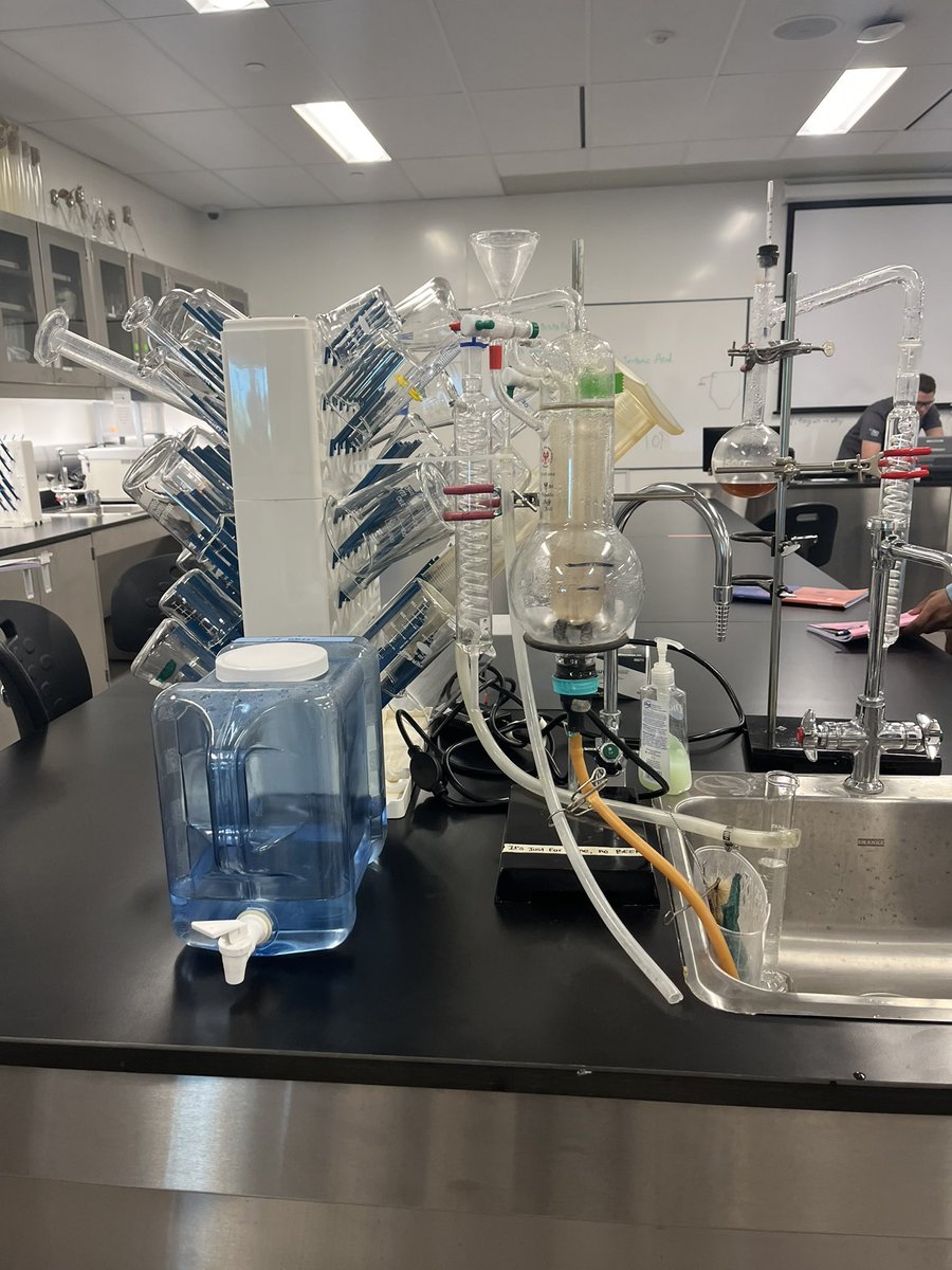 JessicaKropac's tweet photo. Saw the sciences in action today as our senior chemistry students toured Niagara Campus. https://t.co/ROdpaQoR7r