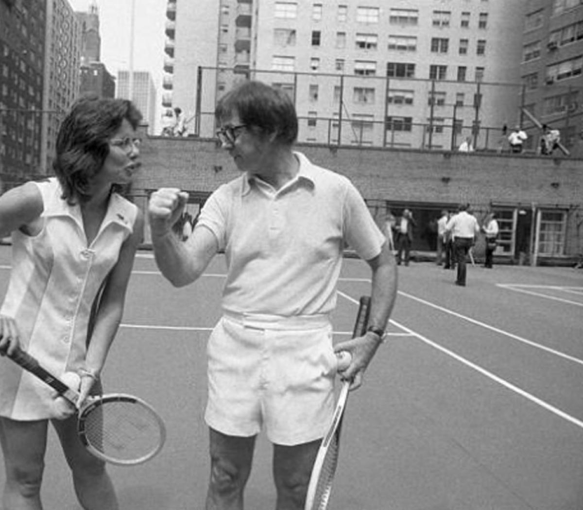 barsaarg2's tweet photo. ⚔️Remontándonos hacia momentos históricos es imposible no mencionar "La Batalla de los Sexos" donde Bobby Riggs retó a Billie Jean King, a un partido exhibición para definir que "Las mujeres no juegan ni la mitad de bien que los hombres", dichos del extenista americano. https://t.co/cei8EfYDTg