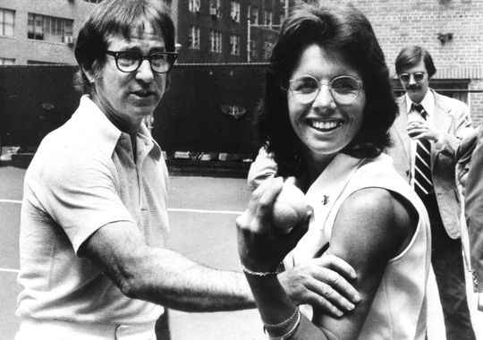 barsaarg2's tweet photo. "Las mujeres apestan y no pertenecen a la misma cancha que los hombres" fue otra de las frases que soltó Bobby. Con el ambiente calentado, el 21 de septiembre de 1973 se jugó el partido que culminó con la VICTORIA de King en tres sets. https://t.co/2r7z52pGTB