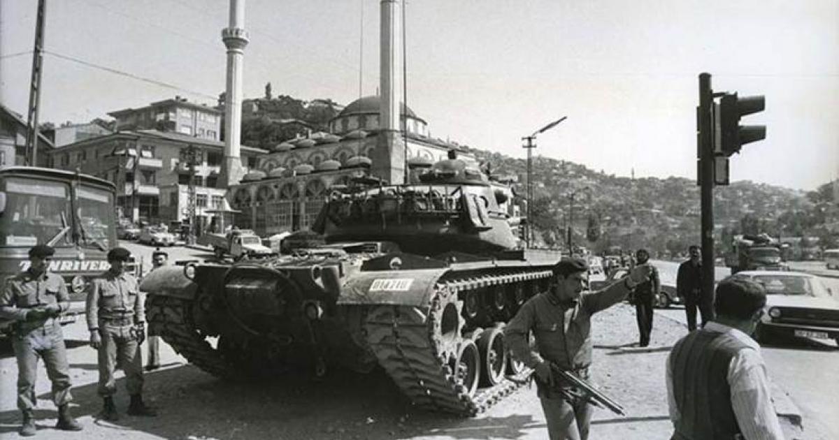 erdgn_mb's tweet photo. Apoletleri elinde hıyanetiyle berhudar. Tüyü bitmemiş dargın sana.
Umurunda mı? Sanmam!
Gözlerindeki korku görülmeye paha.
Zira...
Yassıldıklarınız Terk-i Vatan eylemedi daha
Korktuğunu işittik sopasızdan 
Beyanınca sensin yeryüzündeki gölgesi https://t.co/3h7nMttfpn