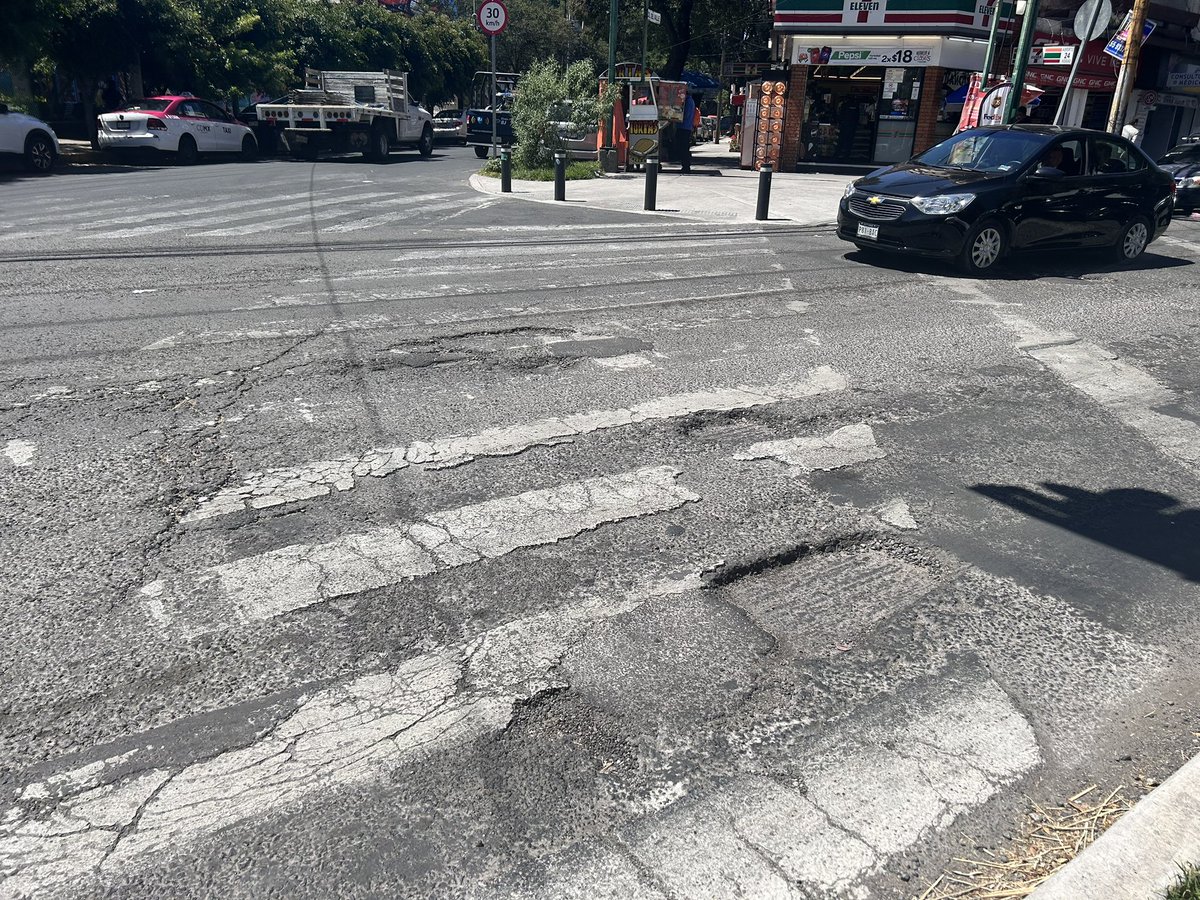 Vikusan's tweet image. Tremendos baches que son cráteres llevan meses en la esquina de Concepción Beistegui, y avenida Colonia Del Valle?
alcaldía @BJAlcaldia @VecinosAlcBJ a ver si hace algo @STaboadaMx @locatel_mx