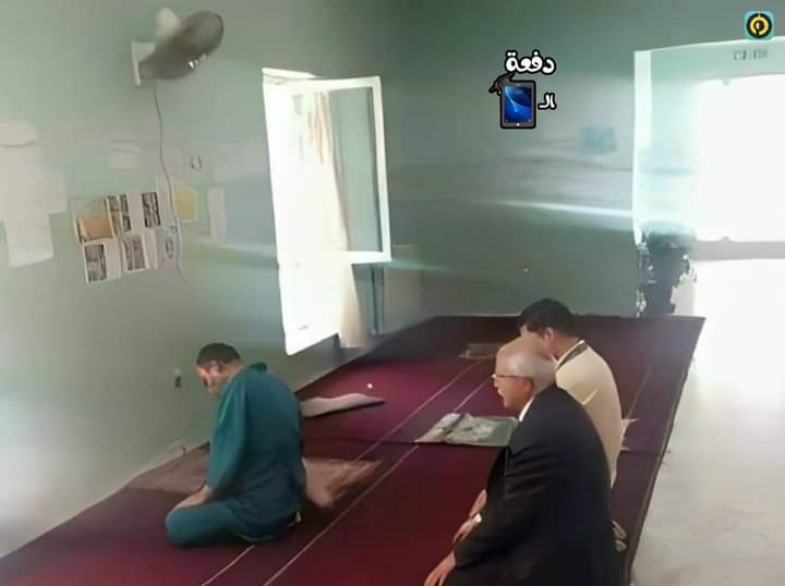 الإمام عامل نظافة والمصلين عميد الكلية وبروفيسور مرشح لجائزة نوبل مشهد لا يحققه إلا الإسلام ..