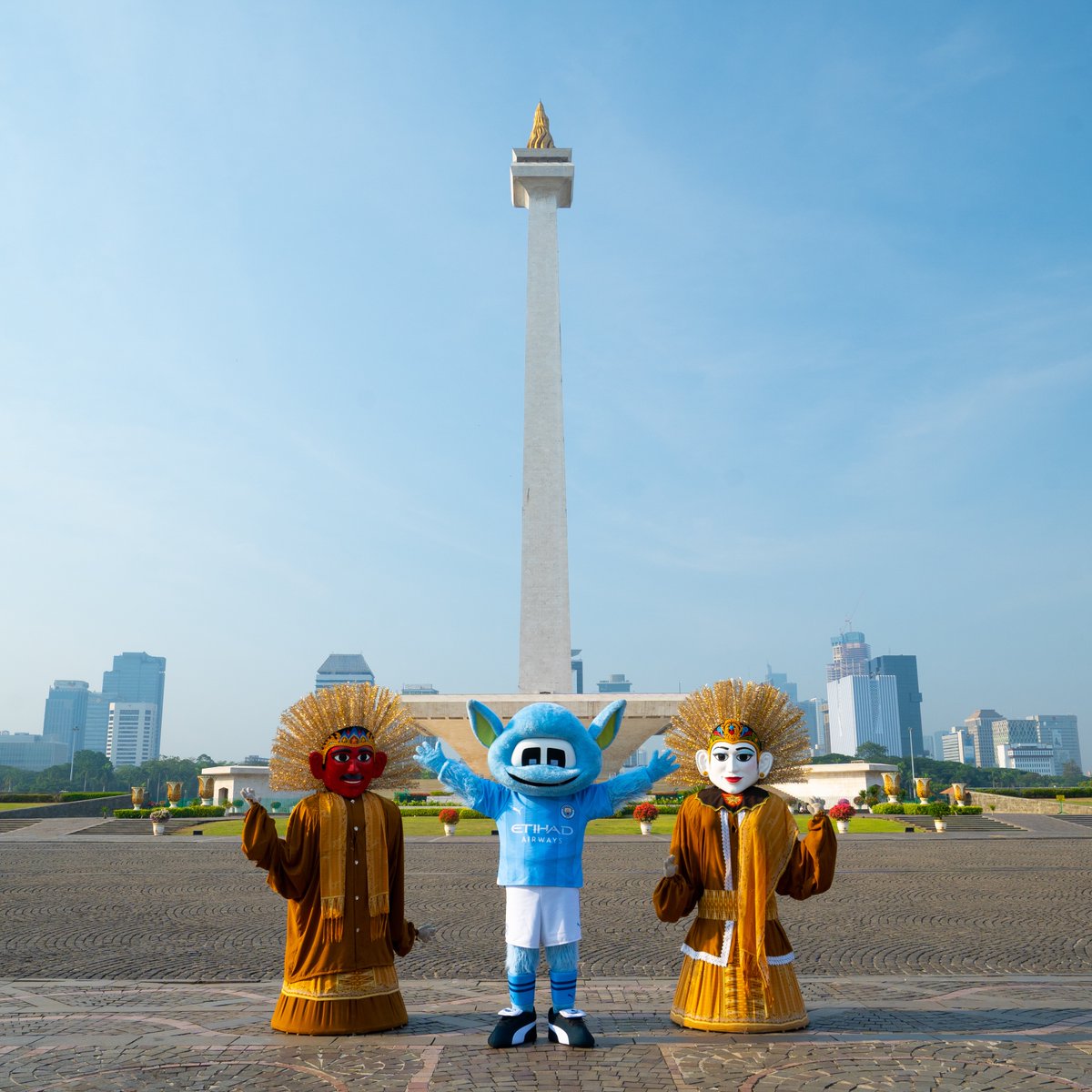 mancityIndo's tweet photo. Moonchester senang bisa berkunjung ke rumah saudara jauhnya, Ondel-ondel, di Jakarta! 🇮🇩🙌🏼

Langsung diajak jalan-jalan deh, kemana lagi nih 𝒆𝒏𝒂𝒌𝒏𝒚𝒆? 😁 https://t.co/0DaELs1cH2