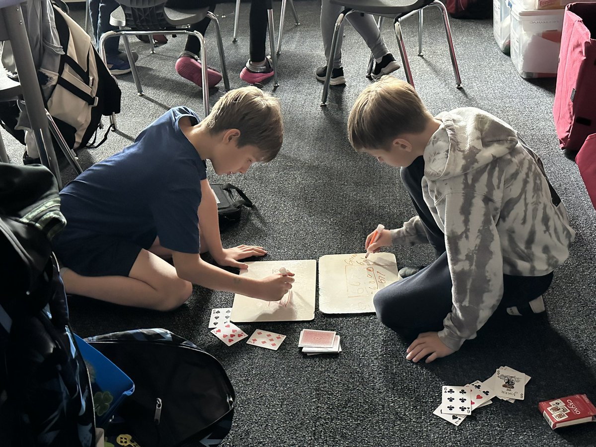 vandesampel77's tweet image. Playing a little #MathGame to warm up our #Division skills. #Collaboration #COMPETITION #Communication @HanoverHuskies
