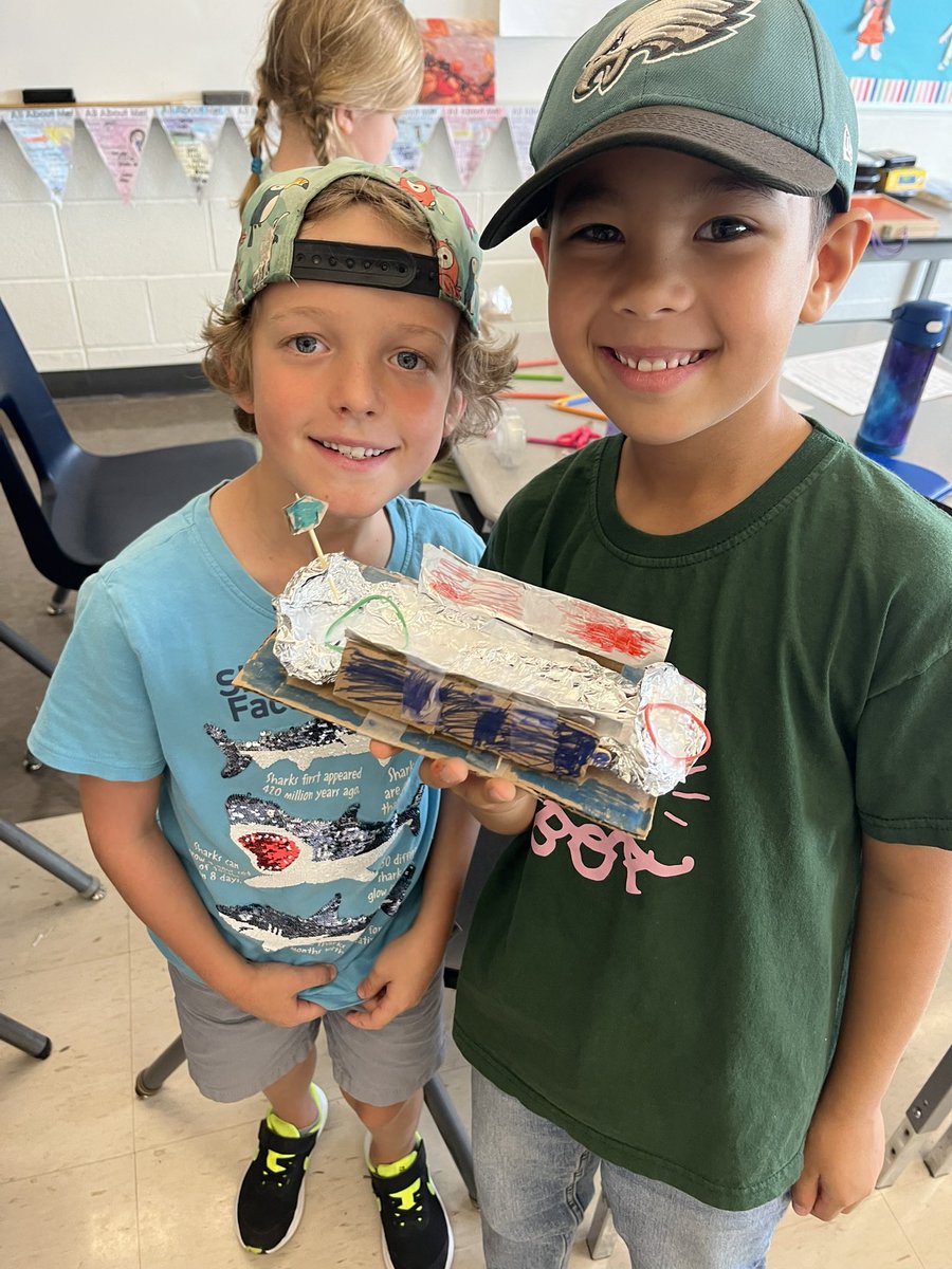 MsGaleAVPS's tweet photo. Hard at work building our boats! So much fun watching them float…and eventually sink. Our winning design held almost 50 crayons! https://t.co/mvBcoO7wt3