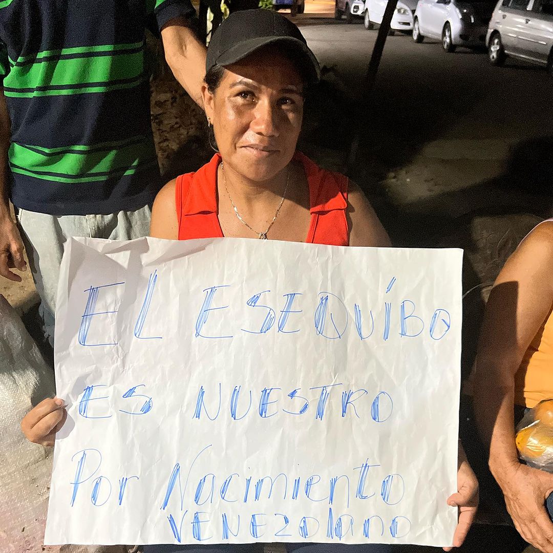 PartidoPSUV's tweet photo. Enlace territorial de Nueva Esparta, @Alessandrellove dictó cátedra histórica sobre El Esequibo en un #CafecitoMilitante con el pueblo del municipio Arismendi.

@PSUV_NE
#PsuvEnLaCalle https://t.co/pkDVWe3O2A