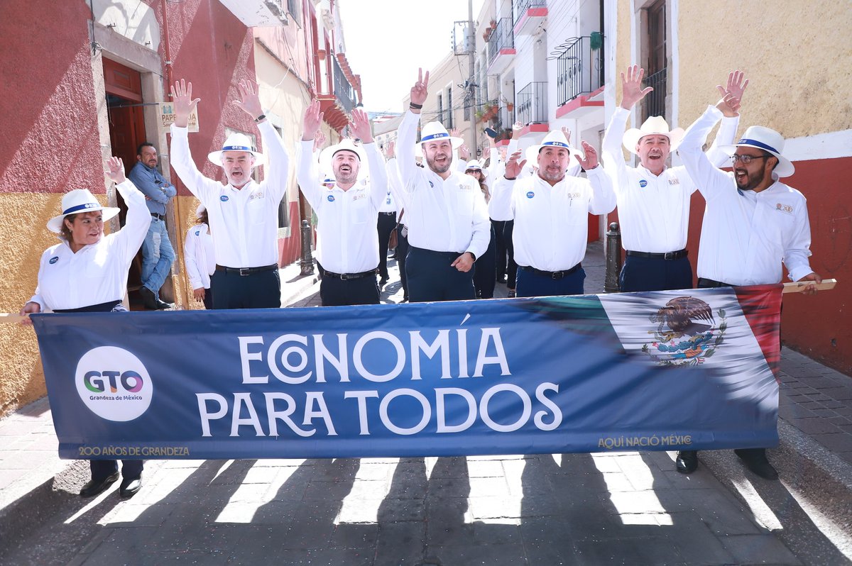 campogobgente's tweet photo. Nuestro Secretario @Paulo_Banuelos y parte del equipo de trabajo de la #SDAyR, participaron en el Desfile Cívico-Militar Conmemorativo de la Toma de la Alhóndiga de Granaditas, en Guanajuato Capital. https://t.co/UJGB1niMKo