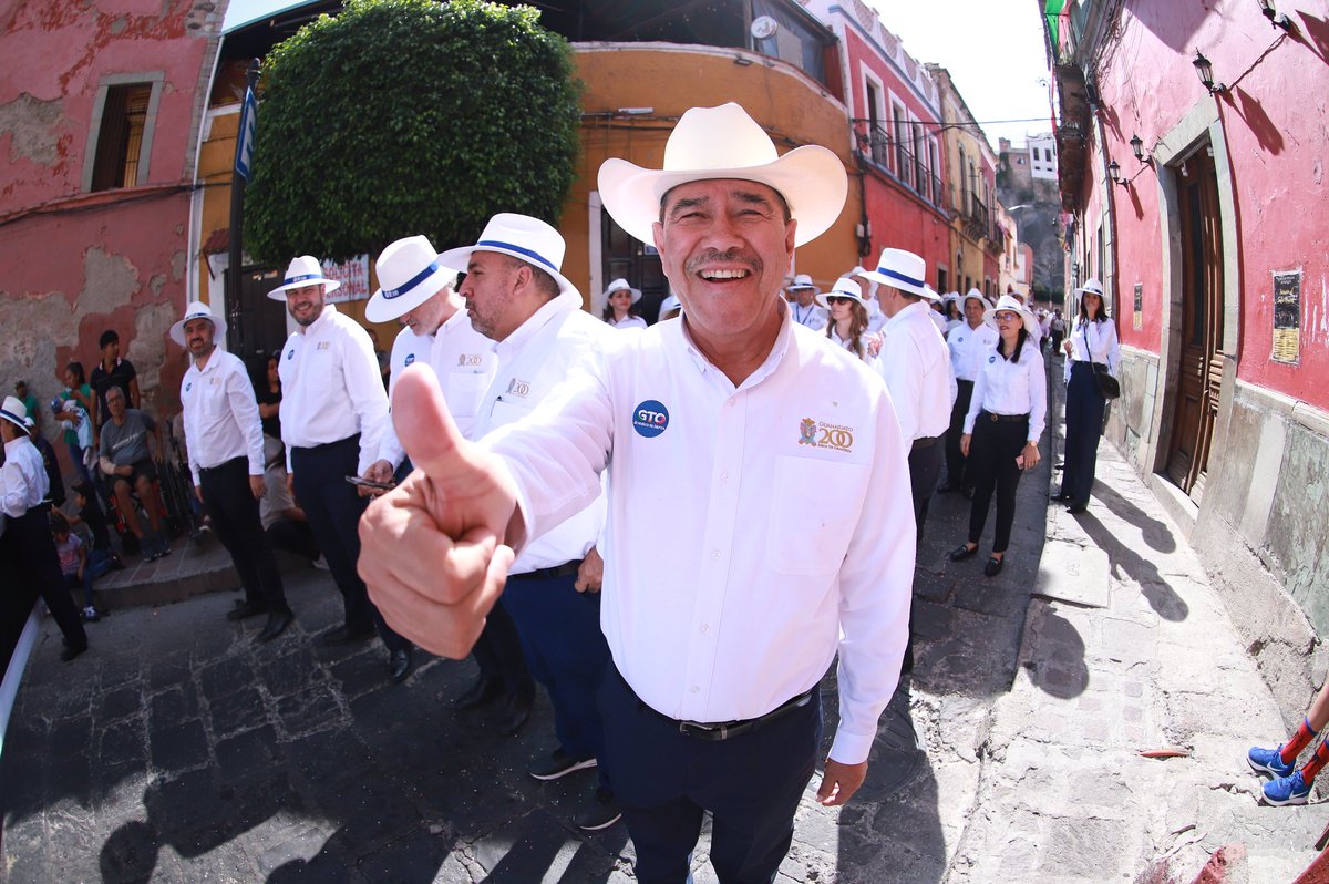 campogobgente's tweet photo. Nuestro Secretario @Paulo_Banuelos y parte del equipo de trabajo de la #SDAyR, participaron en el Desfile Cívico-Militar Conmemorativo de la Toma de la Alhóndiga de Granaditas, en Guanajuato Capital. https://t.co/UJGB1niMKo