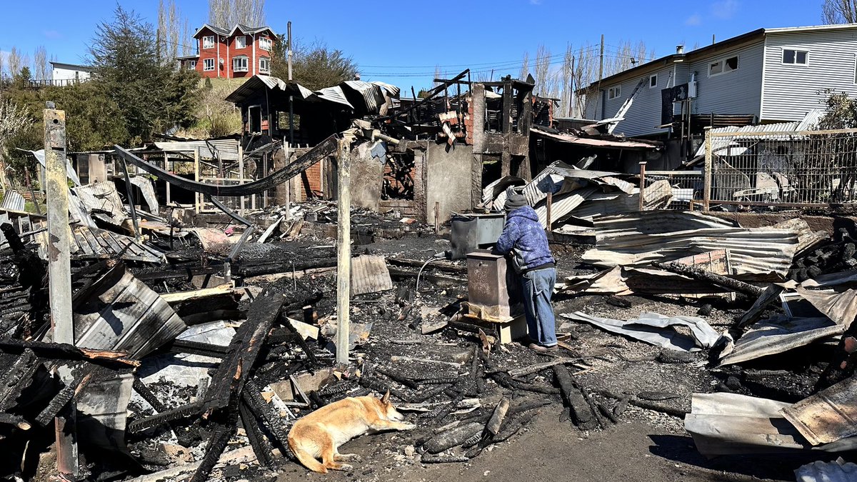 ConstanzaMarce9's tweet photo. Estimados se requiere apoyo para la familia Díaz  que el domingo en castro /Putemun chiloe se quemaron tres casas y perdieron todo @joseantoniokast @GabrielBoric @CastroMunicipio @leonardofarkas @Fernandoborquez @aluksicc @ChinoRioz @MinDesarrollo @TVN @meganoticiascl https://t.co/8BB4egCslR