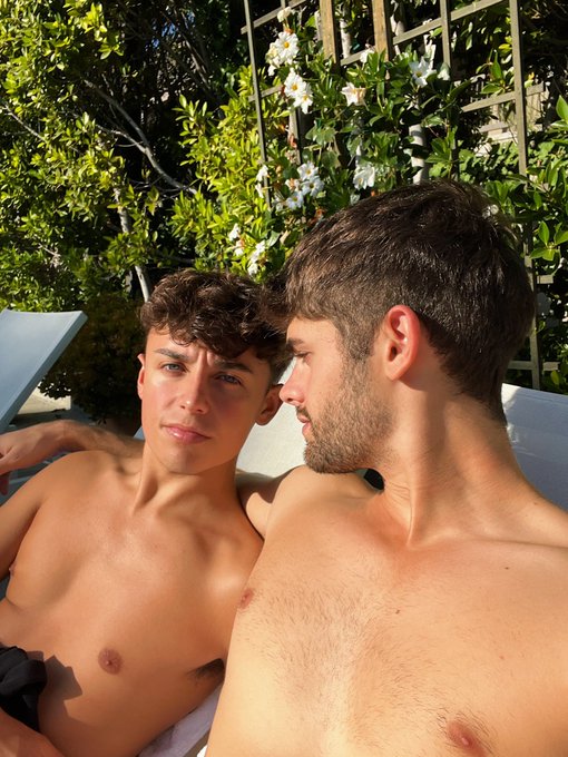 We&rsquo;re in L.A 🇺🇸🤍 Who wants to hangout? https://t.co/OE5zpy4AgR