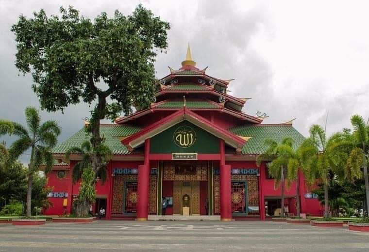 saipolyazan383's tweet photo. Solat Jumaat tanpa khutbah?

Sekarang sudah banyak muncul Masjid dengan nama masjid Cheng Ho yang konon dibangun oleh para Tionghoa yang beragama Islam.

Beberapa waktu lalu pengalaman saya ke masjid Cheng Ho di wilayah Surabaya yang sangat terkenal, untuk menjalankan Solat Jumaat. 

Saya datang lebih awal.... dan seperti yang diajarkan Rasulullah, saya Solat Tahiyyatul Masjid kemudian saya duduk dekat tiang.

Astaghfirullah, saya kaget...... Ini masjid aliran apa?? Tanpa azan tanpa khutbah langsung iqamat??!! (tidak sesuai Rukun dan Syari'at)

Saya bingung, dengan longlai dan perasaan terpaksa saya berdiri juga untuk Solat Jumaat sampai selesai (sekadar untuk menghormati)? Ada ke solat sekadar untuk menghormati?? 

Kemudian saya tanya pada jamaah disebelah saya sambil bersalaman...

"Masjid aliran apa?"

Dia terkejut sambil jawab : "Ahlussunnah wal jama'ah" (sambil memandang saya dengan curiga)

Terus saya tanya lagi: "Kenapa tiada azan dan khutbah???"

Dia jawab : "Kerana awak tidur!" 

Itulah, sandar kat tiang lagi.

NOTA : PENTINGNYA JANGAN HANYA BACA TAJUK 😁

**copy dari sape tah, abam lupa