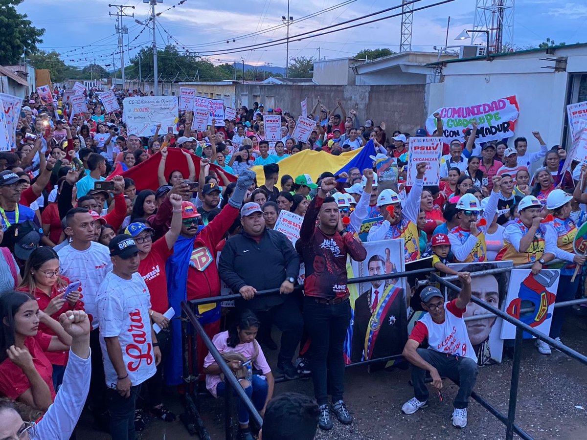 PartidoPSUV's tweet photo. 🚩IRIBARREN
¡Pueblo organizado, pueblo consciente!
Seguimos en despliegue permanente en defensa de la verdad, en defensa de nuestro territorio y en apoyo al presidente @NicolasMaduro.
@dcabellor
@PsuvIribarrenVe
#PsuvEnLaCalle https://t.co/kazMnyXrdT