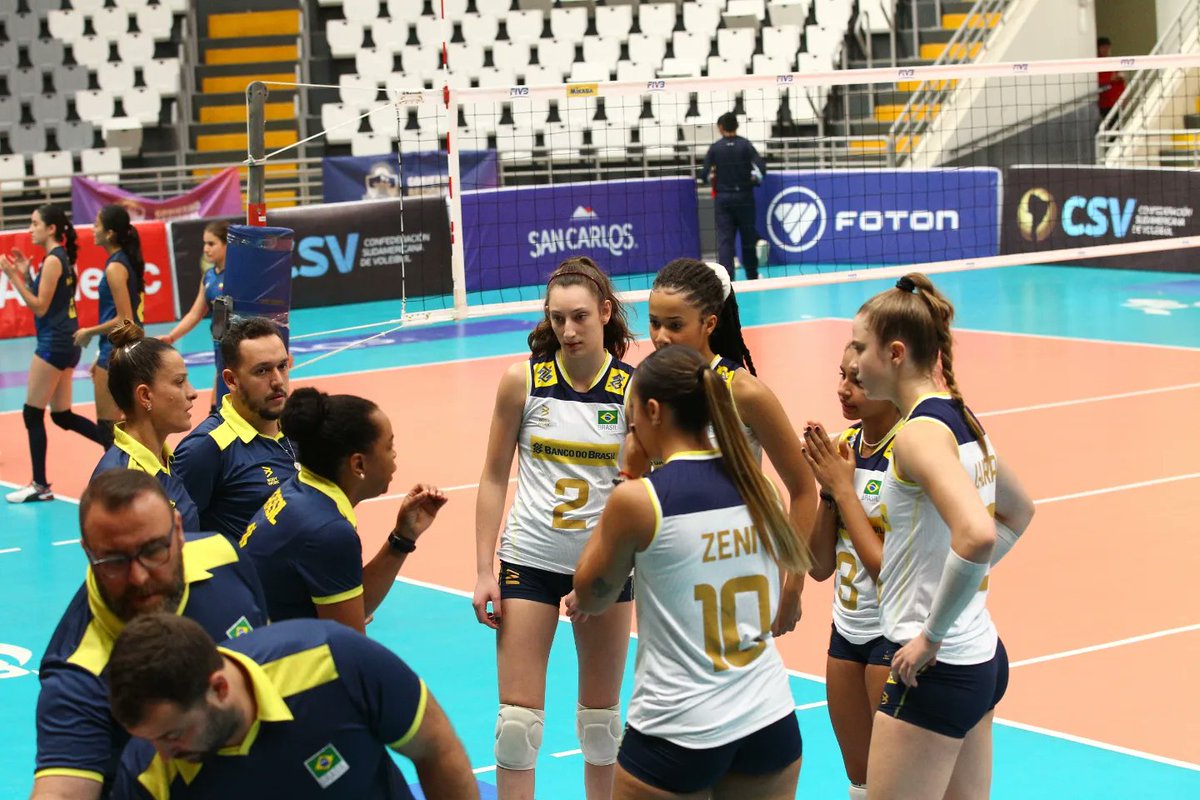 volei's tweet photo. Demais! 🔥🇧🇷

A seleção feminina sub-17, dirigida pela técnica Fofão, venceu a segunda no Sul-Americano da categoria, em Lima, e carimbou a classificação para a semifinal com uma rodada de antecedência.

Na sexta-feira, o Brasil encara a Colômbia, às 18h, pela fase de grupos. https://t.co/kyp46XiMvq