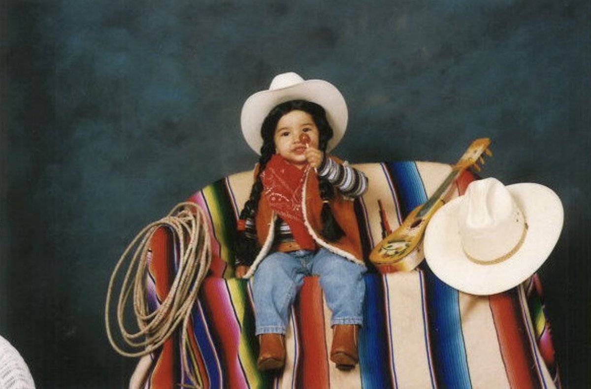 iambeckyg's tweet photo. Ser mexicana es parte de quien soy, a nivel personal y como artista, es un honor y privilegio. ESQUINAS is a token of appreciation for the people who have been part of my life. It’s a project built on inspiration from the artists who have paved the way, helping generations like mine continue pursuing their dreams. A la misma vez, honra mi sangre Mexicana y los esfuerzos de mis abuelitos para hoy estar donde estoy. 

En este momento tan especial, mis mundos se cruzan - en una ESQUINA que representa mis raíces, la musica que me trae memorias tan bellas con mi familia y mi gente, mi comunidad y todo lo que viene.

ESQUINAS no es solamente un sueño hecho realidad para baby Becky, pero también el sueño de mis abuelitos Ángel y Guadalupe Esquivias + Cruz y Miguel Gómez (Que Descanse En Paz 🕊️) Los amo mucho y espero que vean este proyecto como un agradecimiento por todos su sacrificio y cariño. 

Con el nopal en la frente, aun me dicen que no soy “ni de aquí, ni de allá” pero a eso les digo - nos vemos en las esquinas donde todos nos podemos encontrar. https://t.co/KZsOesDoZC