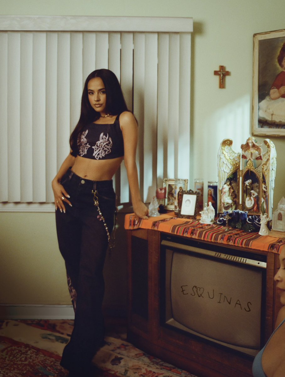 iambeckyg's tweet photo. Ser mexicana es parte de quien soy, a nivel personal y como artista, es un honor y privilegio. ESQUINAS is a token of appreciation for the people who have been part of my life. It’s a project built on inspiration from the artists who have paved the way, helping generations like mine continue pursuing their dreams. A la misma vez, honra mi sangre Mexicana y los esfuerzos de mis abuelitos para hoy estar donde estoy. 

En este momento tan especial, mis mundos se cruzan - en una ESQUINA que representa mis raíces, la musica que me trae memorias tan bellas con mi familia y mi gente, mi comunidad y todo lo que viene.

ESQUINAS no es solamente un sueño hecho realidad para baby Becky, pero también el sueño de mis abuelitos Ángel y Guadalupe Esquivias + Cruz y Miguel Gómez (Que Descanse En Paz 🕊️) Los amo mucho y espero que vean este proyecto como un agradecimiento por todos su sacrificio y cariño. 

Con el nopal en la frente, aun me dicen que no soy “ni de aquí, ni de allá” pero a eso les digo - nos vemos en las esquinas donde todos nos podemos encontrar. https://t.co/KZsOesDoZC